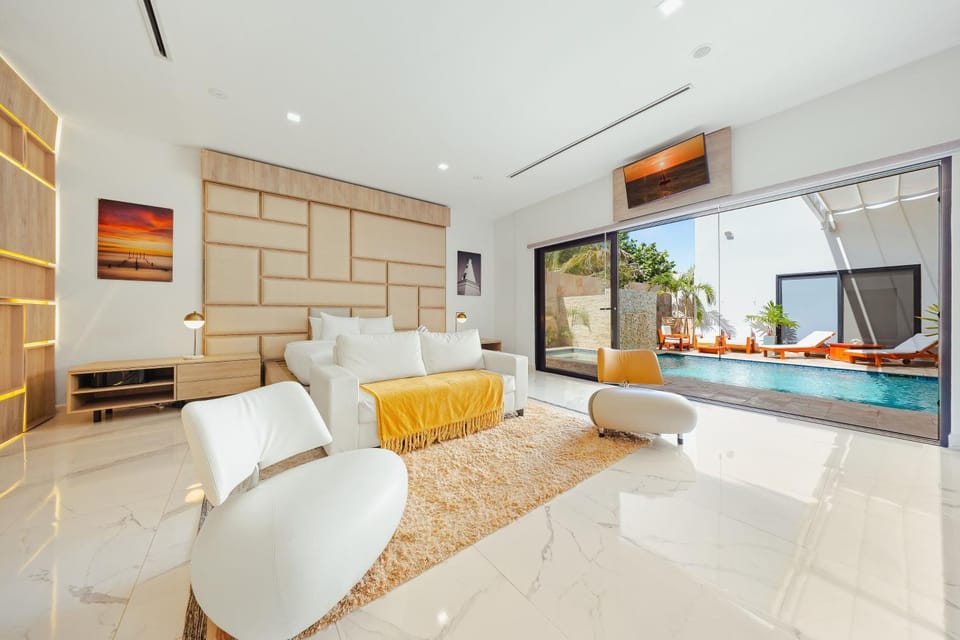 Communal lounge/ TV room, TV and multimedia, Living room, Evening entertainment, Pool view, Swimming pool, sunbed