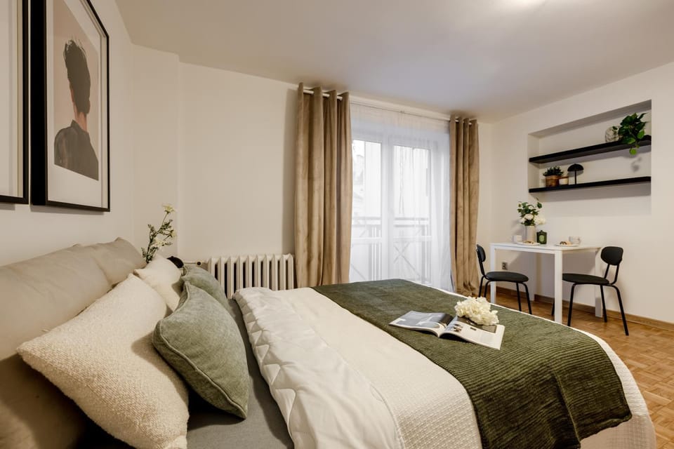 Bed, Photo of the whole room, Bedroom, towels