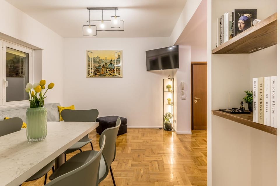 TV and multimedia, Kitchen or kitchenette, Living room, Seating area, Dining area