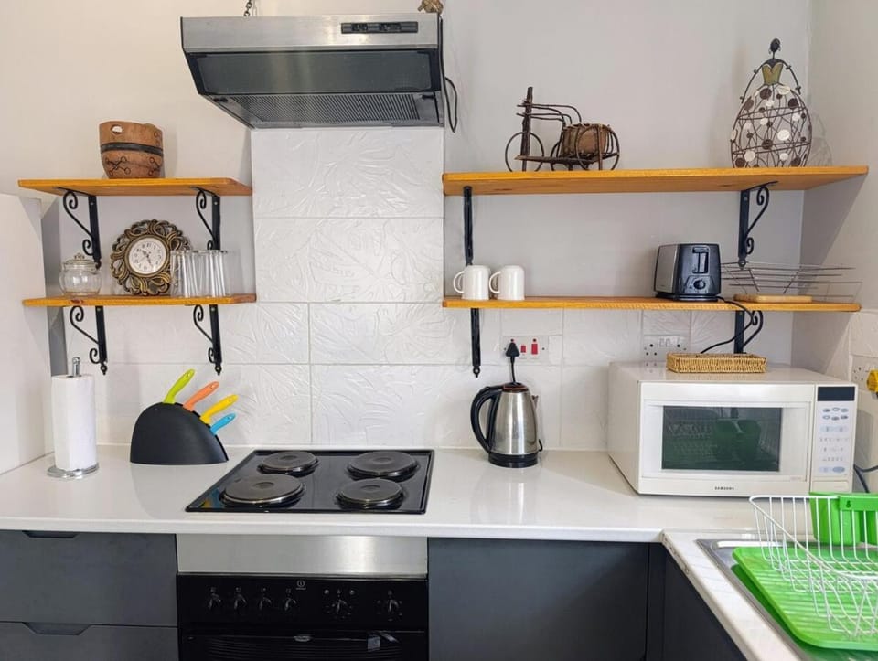 Coffee/tea facilities, Kitchen or kitchenette, stove, toaster