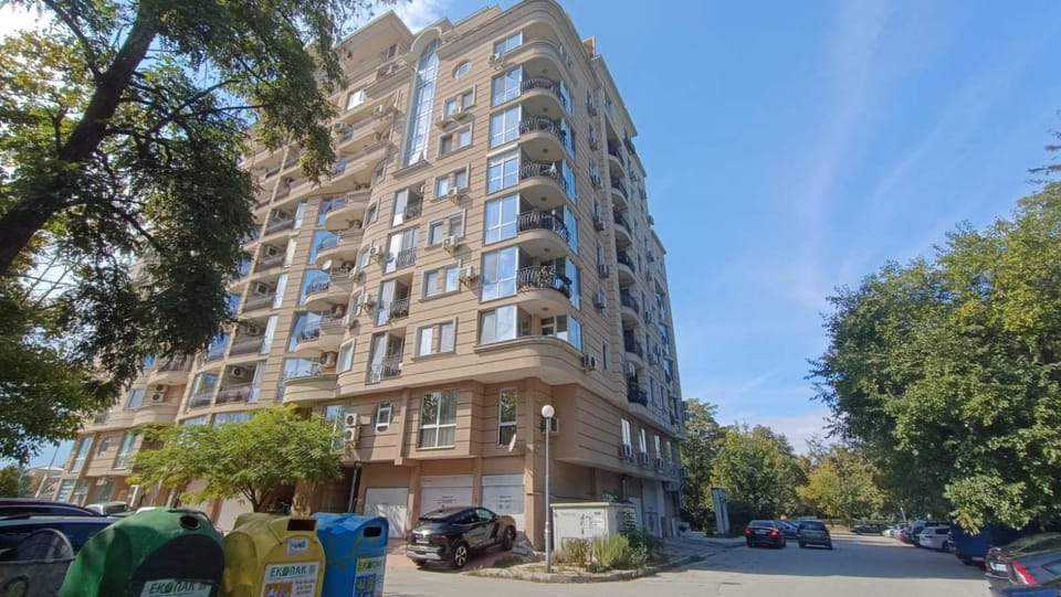 Property building, Location