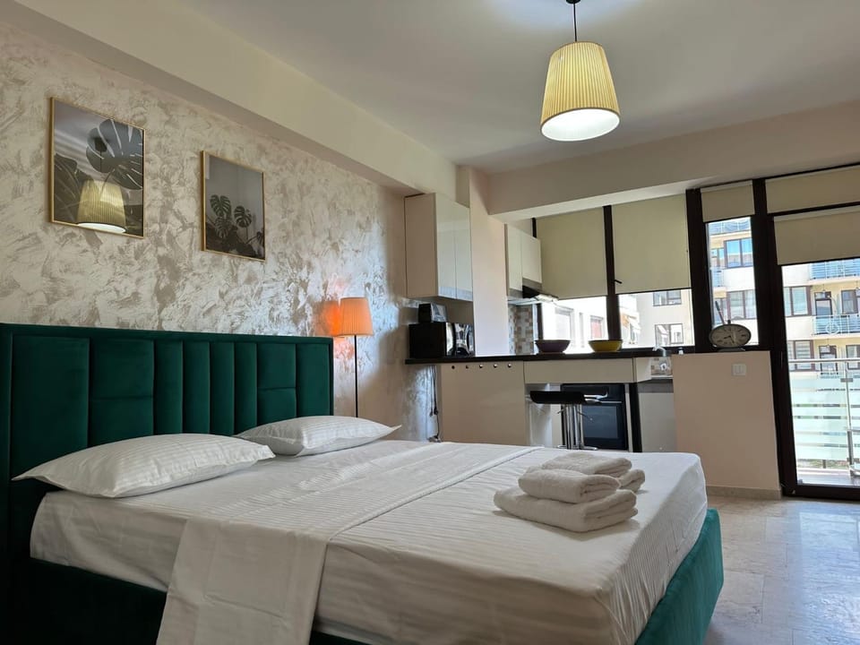 Bed, Kitchen or kitchenette, Photo of the whole room, Dining area, Bedroom, towels