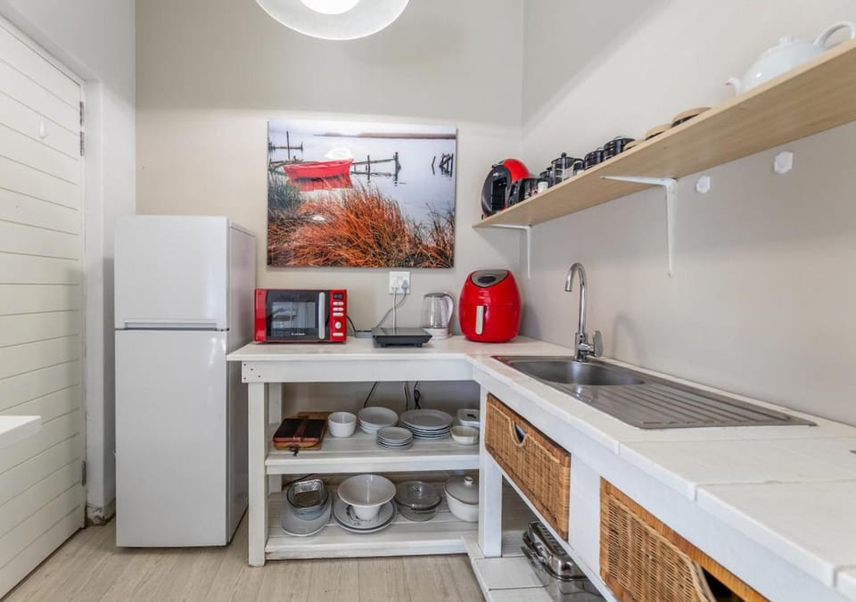 Coffee/tea facilities, Kitchen or kitchenette, stove, toaster