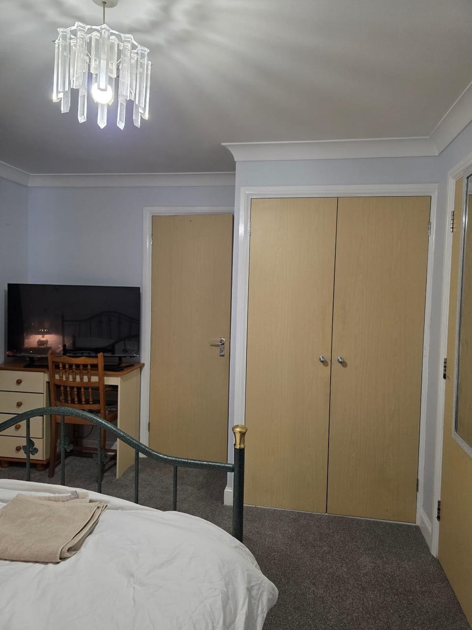 Communal lounge/ TV room, Bed, TV and multimedia, Decorative detail, Bedroom