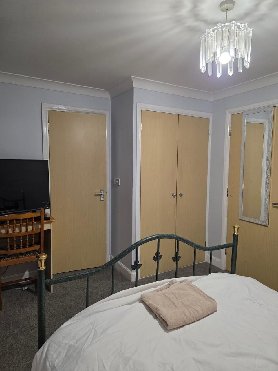 Communal lounge/ TV room, Bed, TV and multimedia, Decorative detail, Bedroom