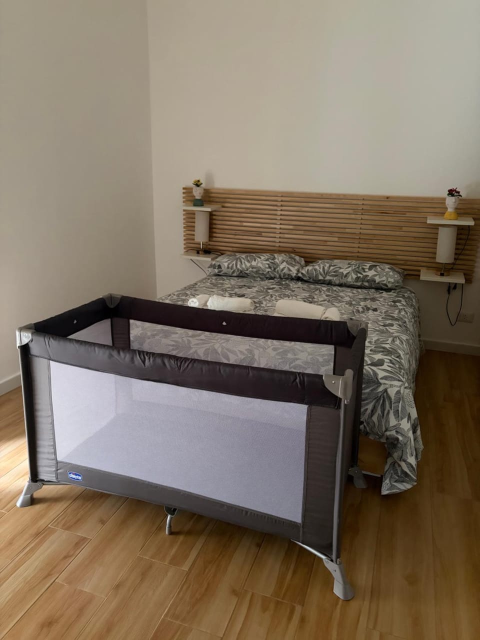 Bedroom, cot