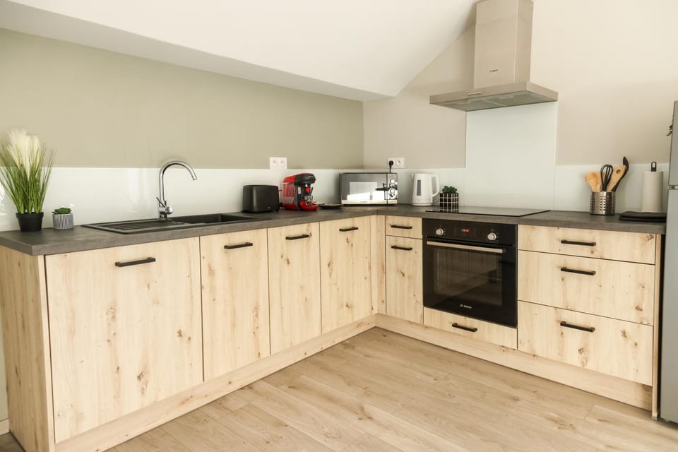 Coffee/tea facilities, dishwasher, microwave, oven, stove, toaster, kitchen