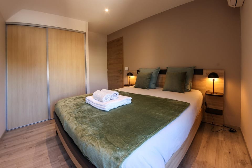 Bed, Photo of the whole room, Bedroom, towels