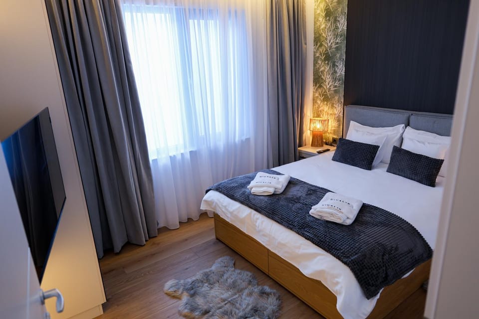 Bed, TV and multimedia, Bedroom
