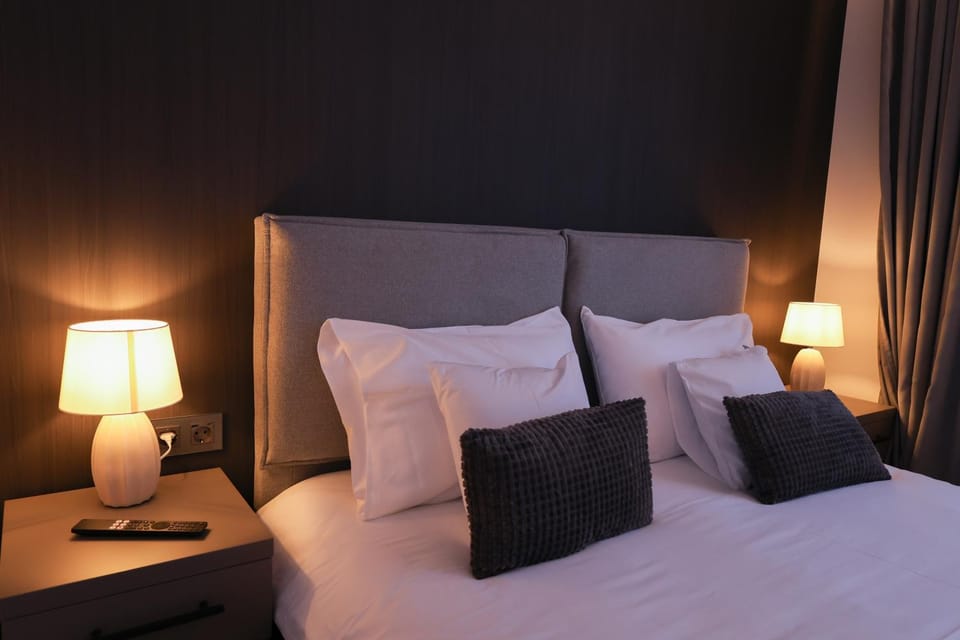 Bed, TV and multimedia, Bedroom