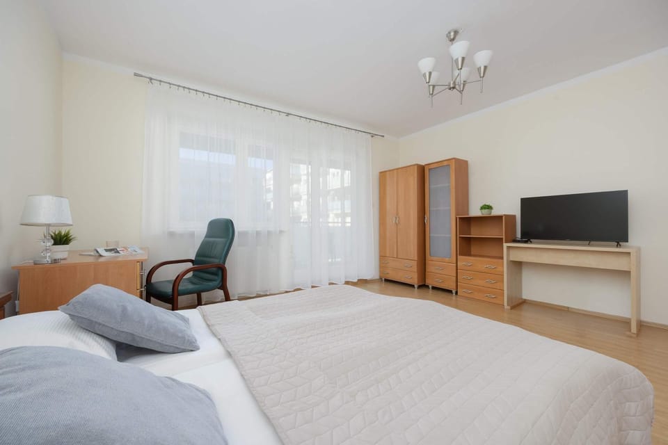 Bed, TV and multimedia, Bedroom