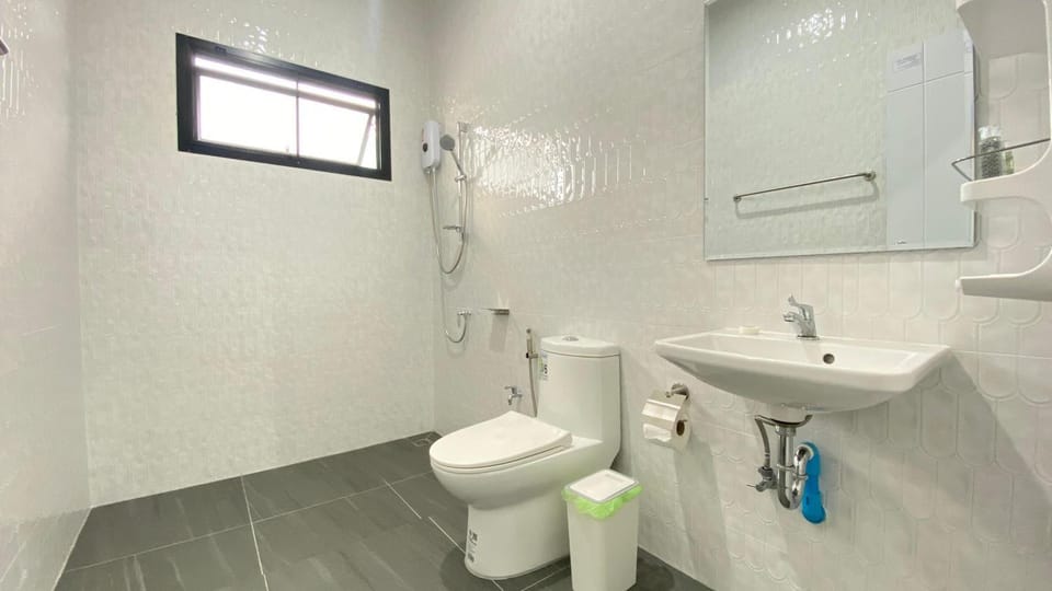Shower, Toilet