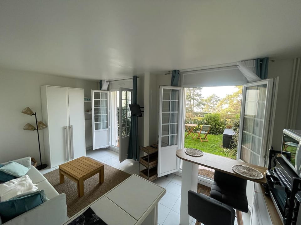 Le logis des roches noires, vue mer, parking privatif Apartment in Trouville-sur-Mer