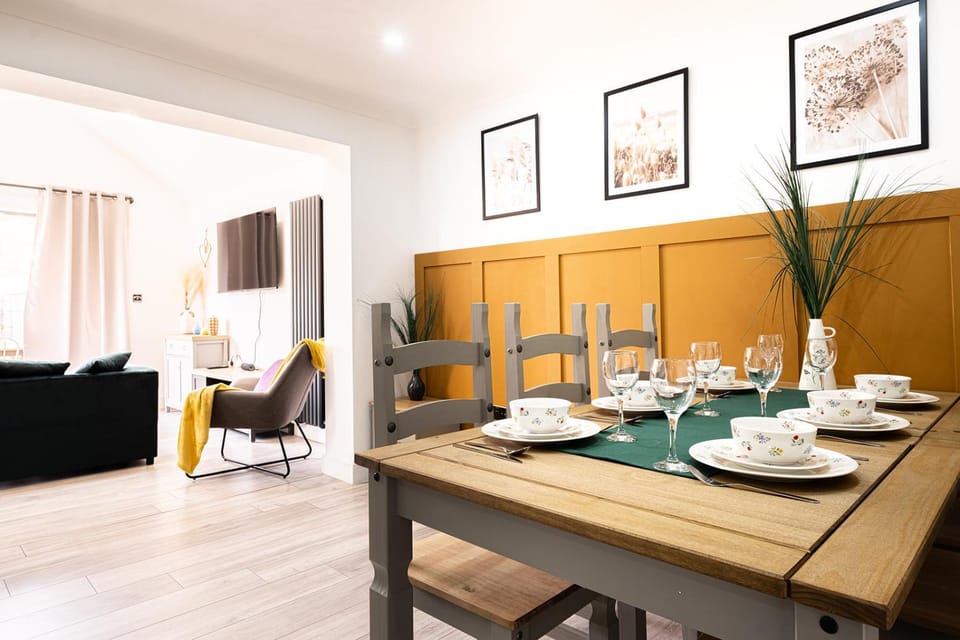 Property building, Living room, Dining area, Breakfast