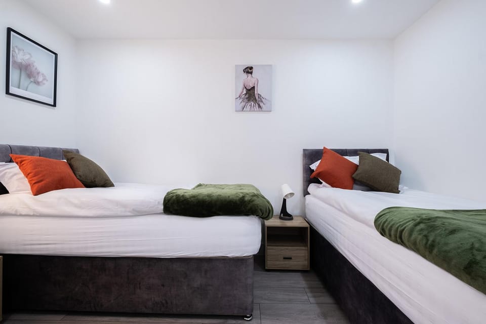 Property building, Bed, Bedroom