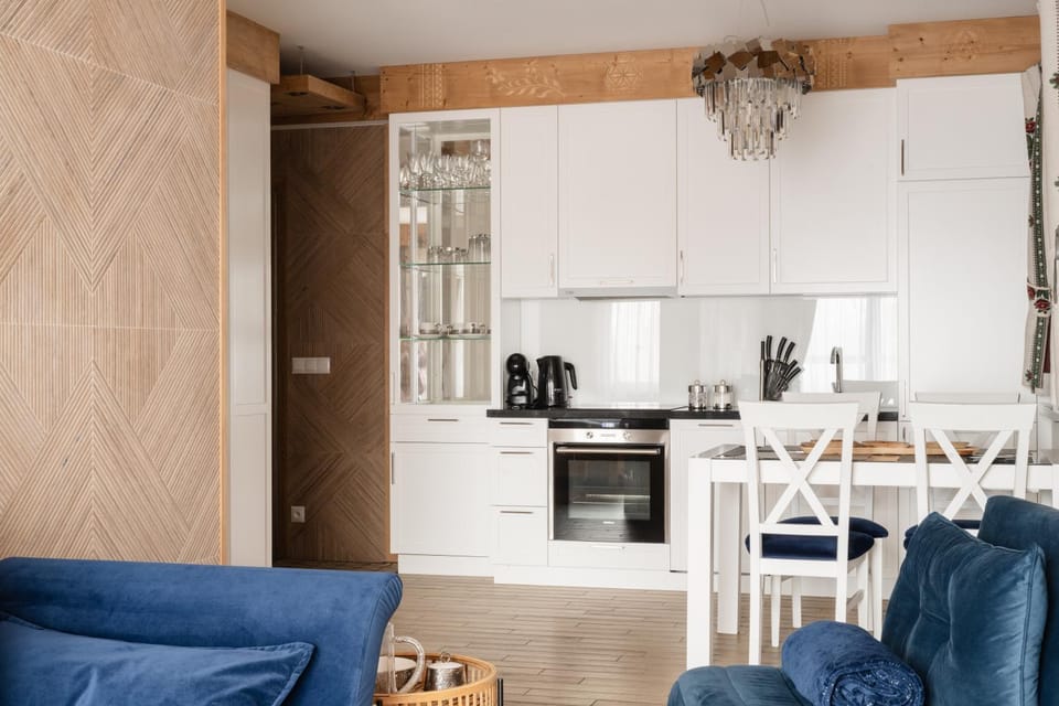 Kitchen or kitchenette, Seating area, stove