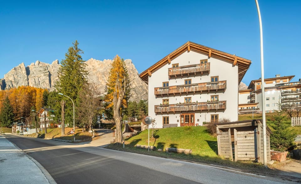 Cademai Alpenglow Chalet with Sauna R&R Apartment in Cortina d Ampezzo