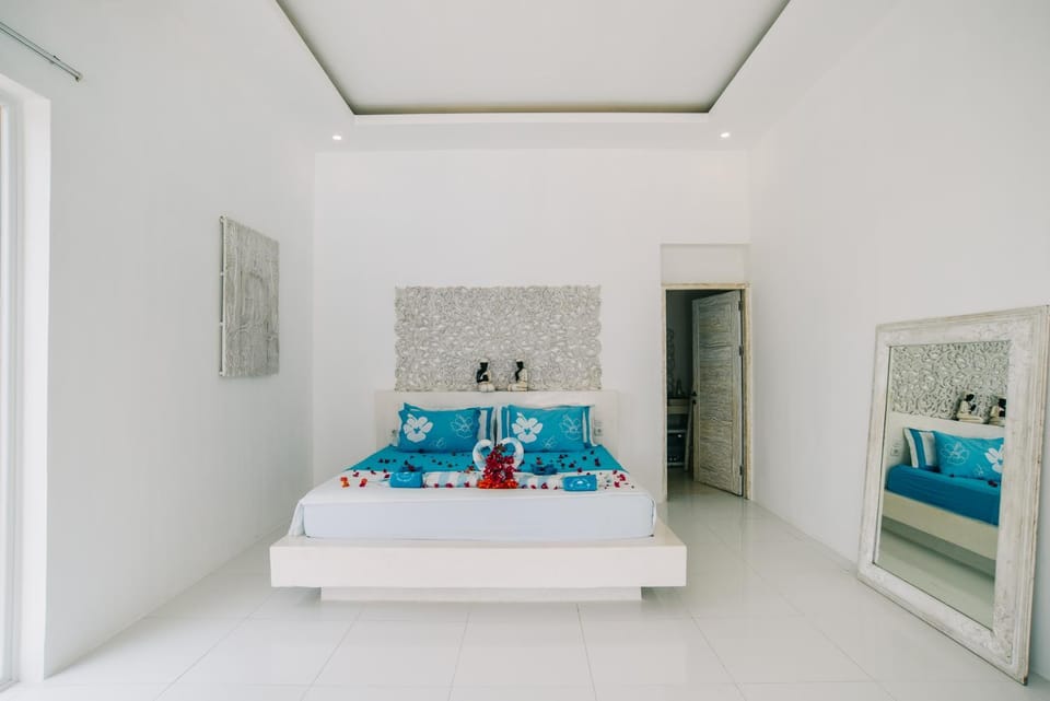Photo of the whole room, Bedroom