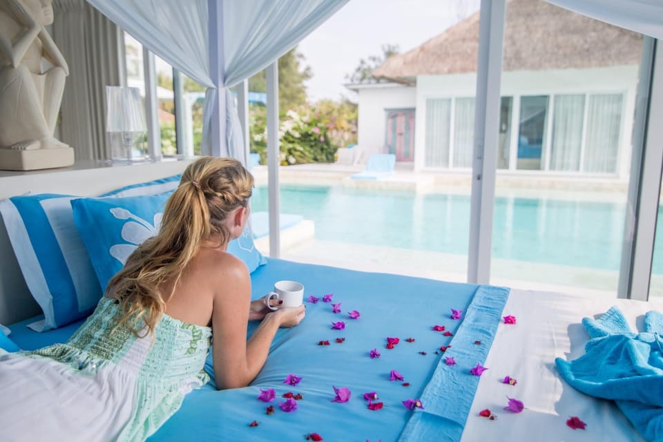 Pool view, bunk bed