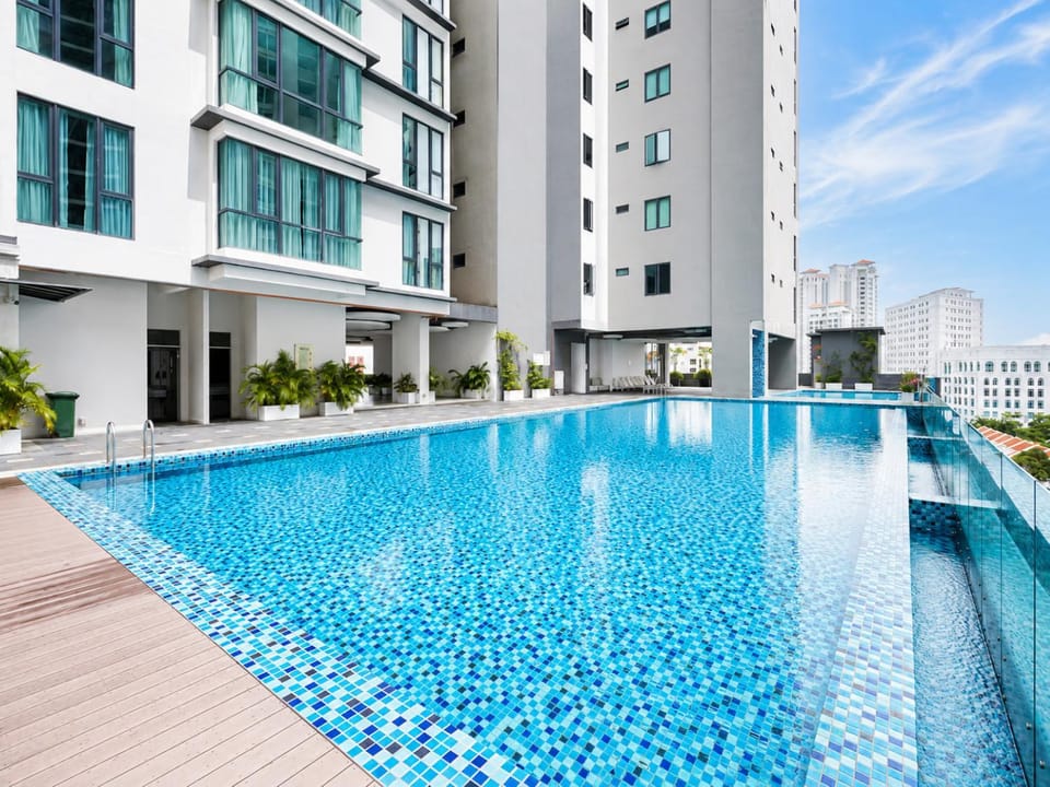 Property building, Day, Pool view, Swimming pool, sunbed