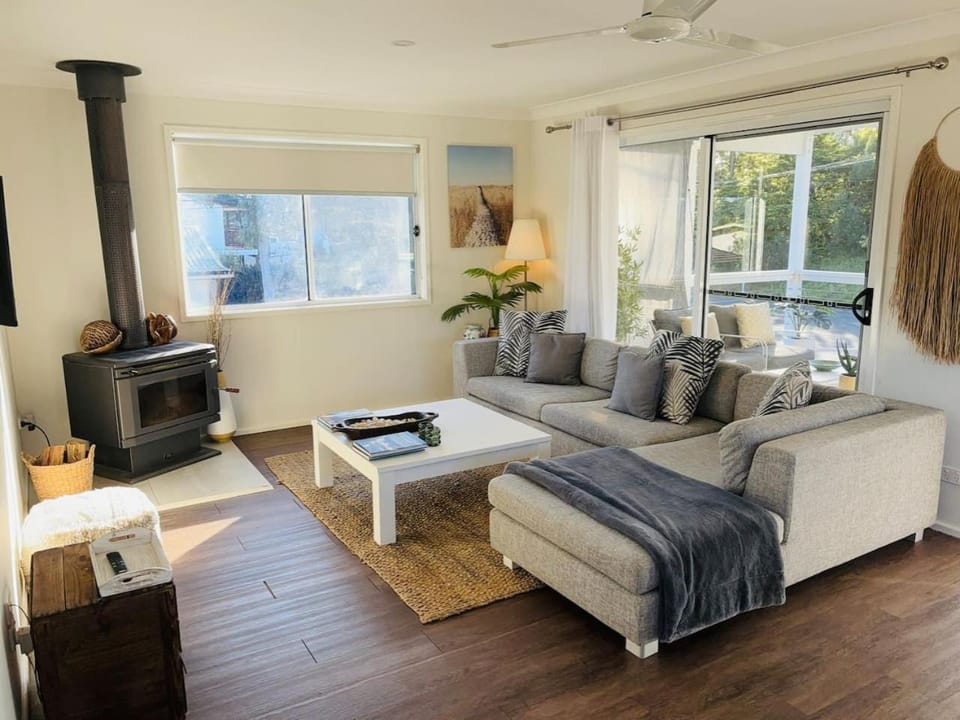 TV and multimedia, Living room, Seating area, fireplace