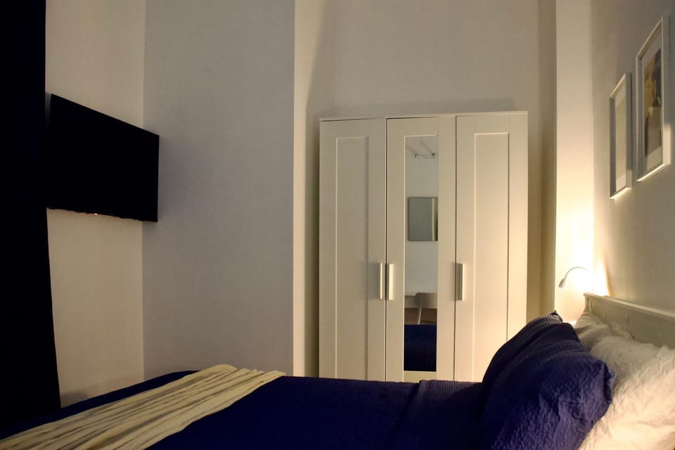Bed, TV and multimedia, Bedroom, internet, wardrobe