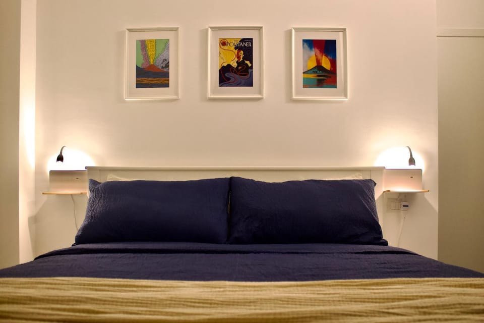 Bed, Photo of the whole room, Decorative detail, Bedroom