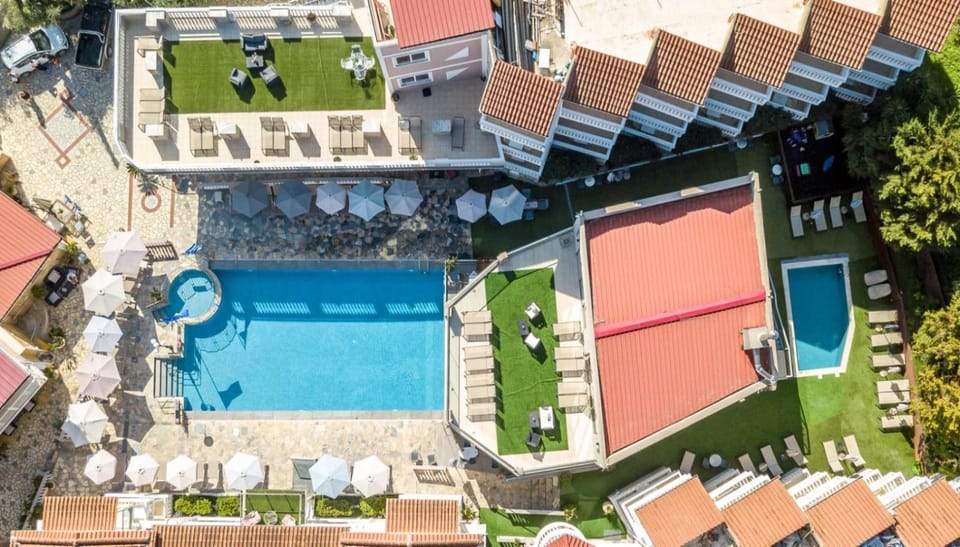 Property building, Garden, Balcony/Terrace, Swimming pool