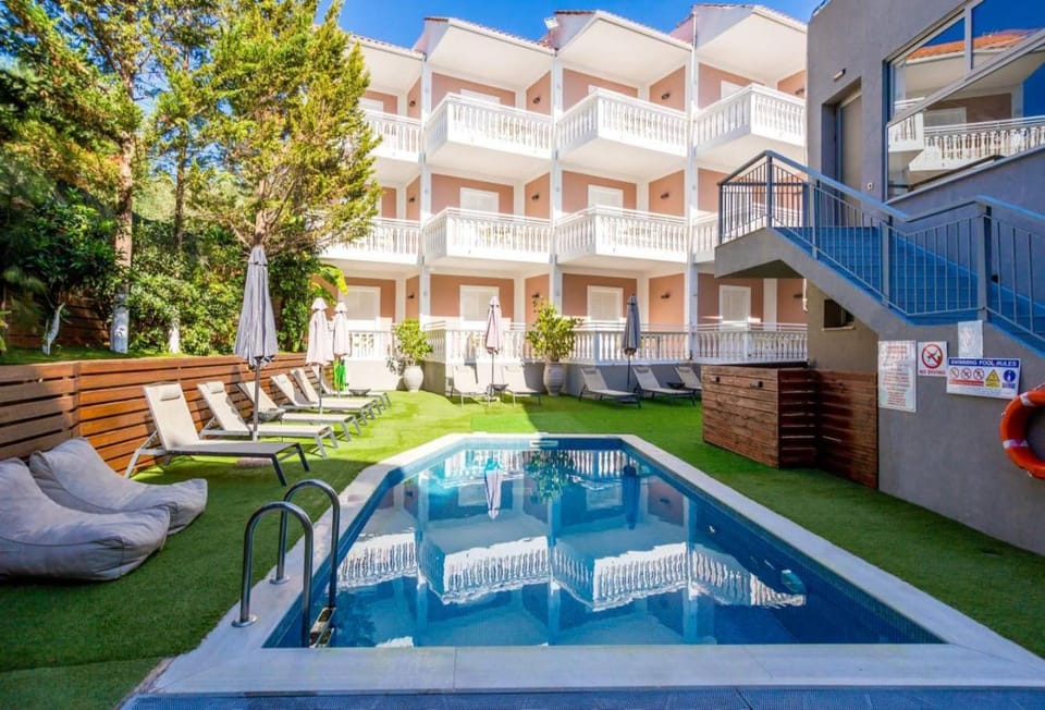 Property building, Garden, Swimming pool