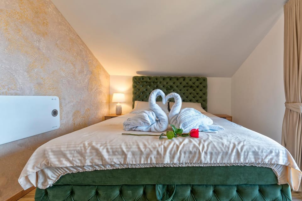 Bed, Bedroom, towels