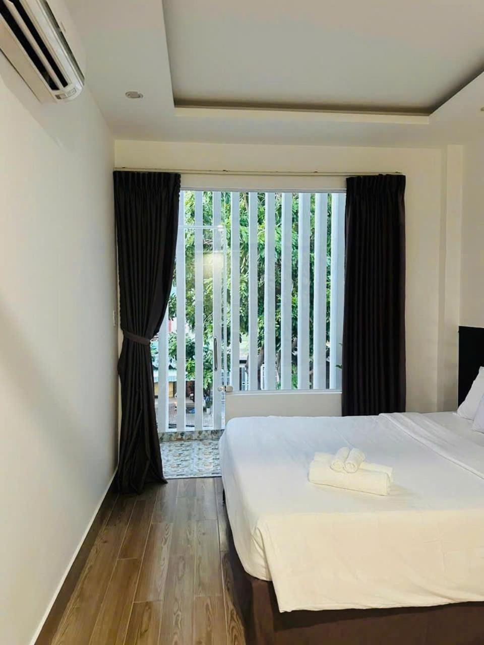 Bed, Photo of the whole room, Bedroom, towels, air conditioner