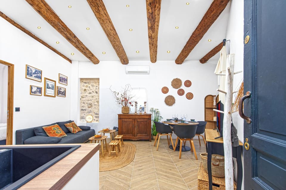 TV and multimedia, Living room, Seating area, Dining area, kitchen, air conditioner
