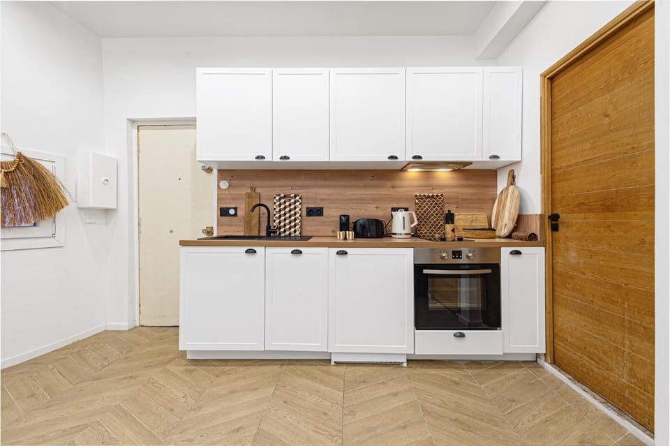 Coffee/tea facilities, Kitchen or kitchenette, dishwasher, oven, stove, toaster