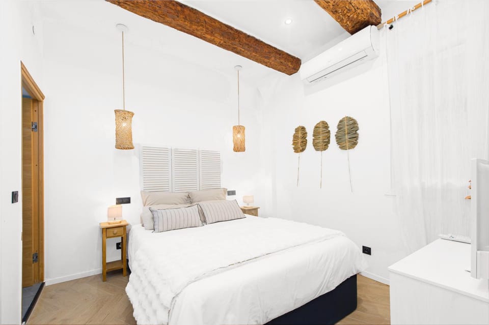 Bed, Photo of the whole room, Bedroom, air conditioner
