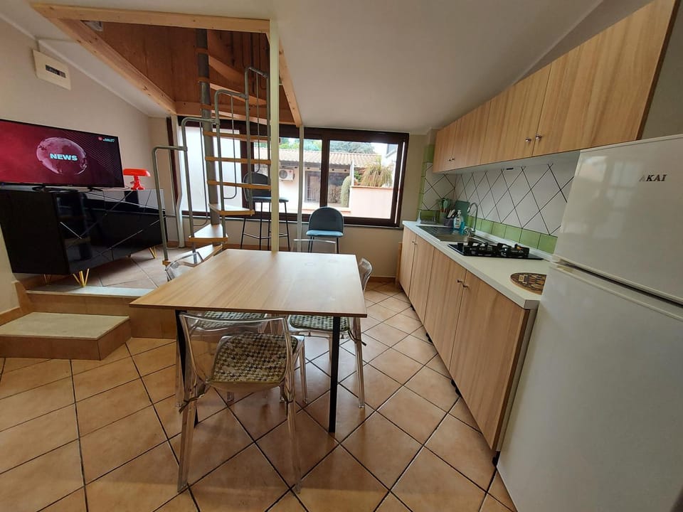 Kitchen or kitchenette, Dining area