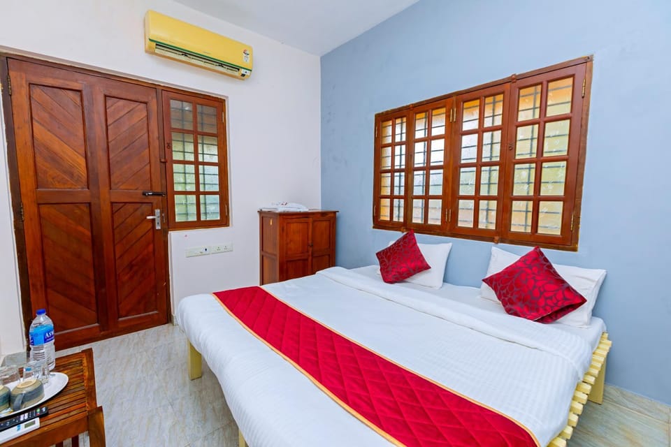 Bed, Photo of the whole room, Bedroom, air conditioner