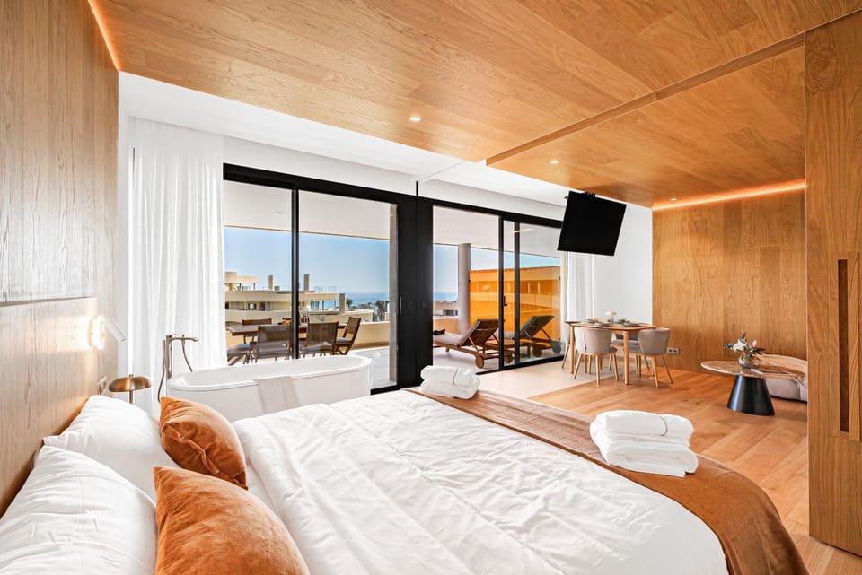 Bed, TV and multimedia, Bedroom