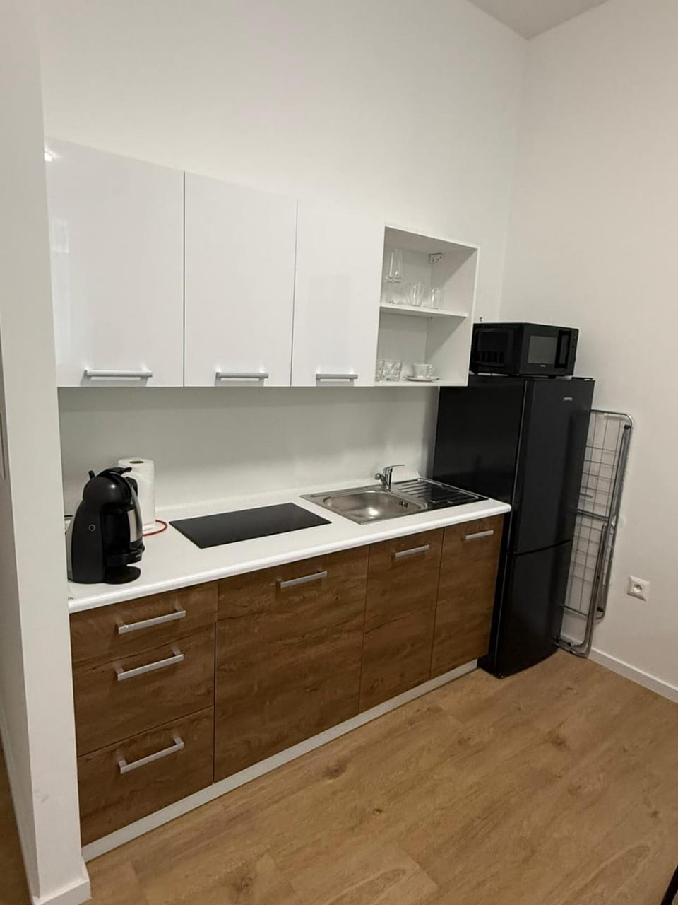 Coffee/tea facilities, Kitchen or kitchenette, stove