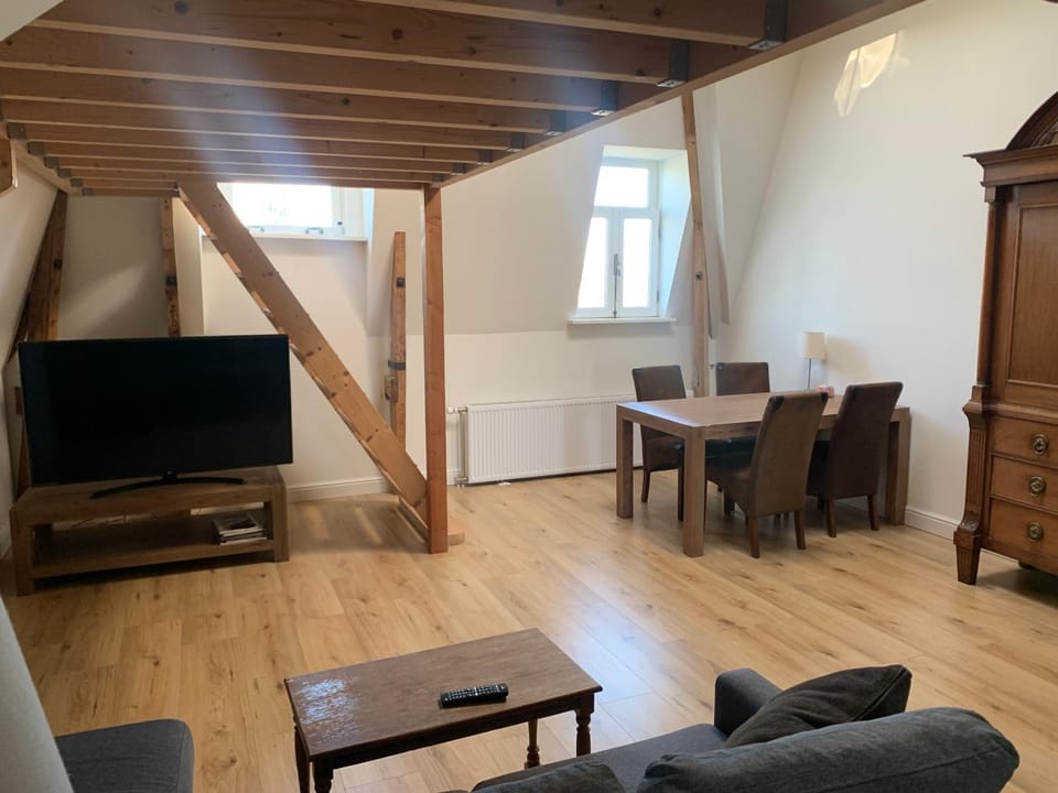 TV and multimedia, Seating area, Dining area