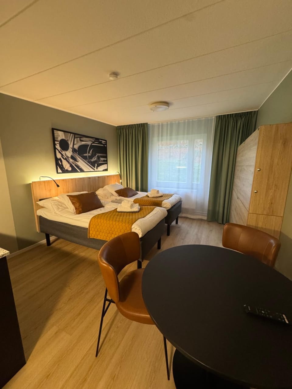 Bed, Photo of the whole room, Seating area