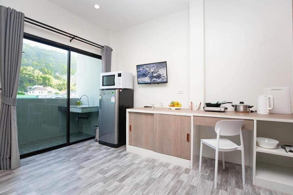 Kitchen or kitchenette, Dining area