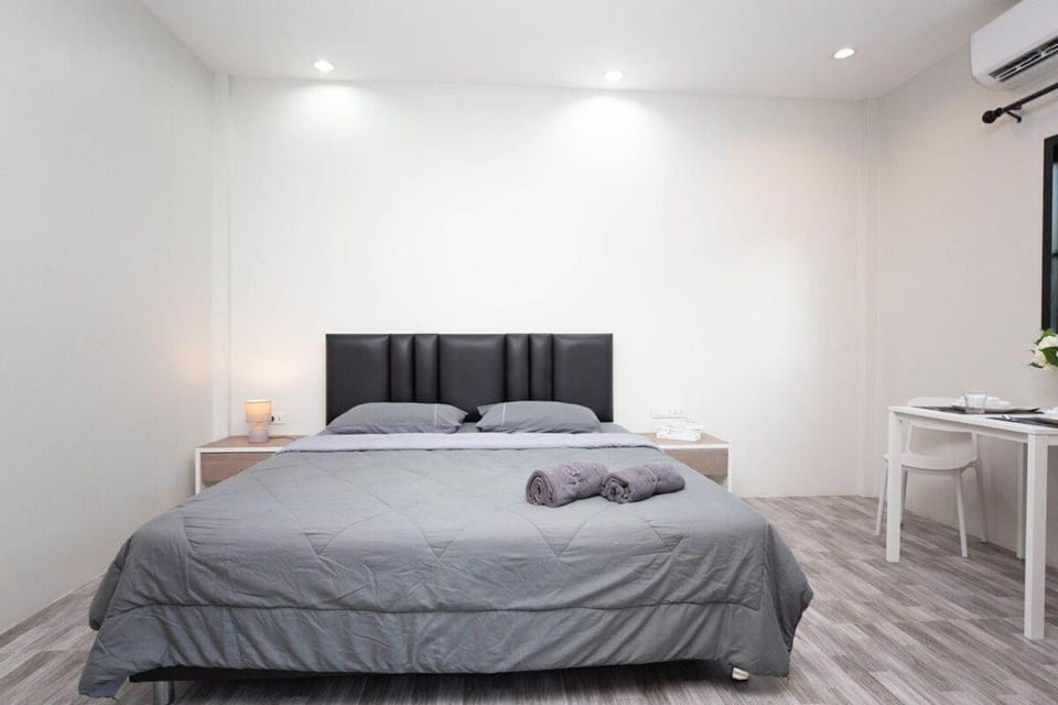 Bed, TV and multimedia, Bedroom