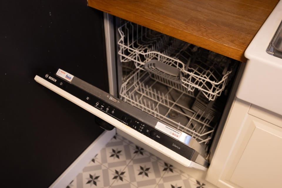Kitchen or kitchenette, dishwasher