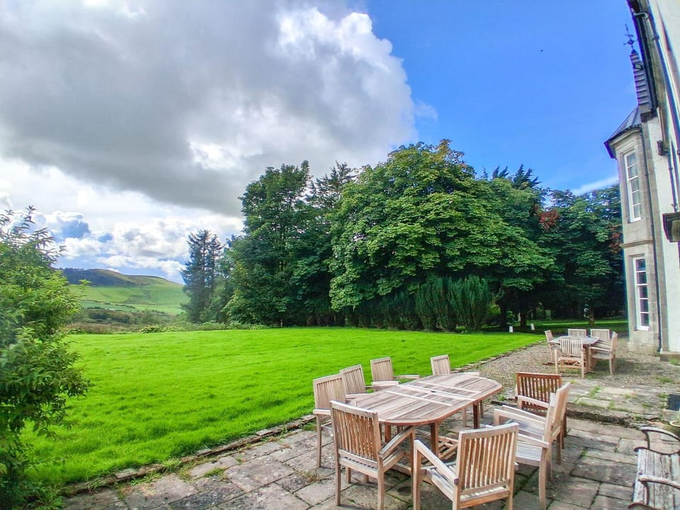 Property building, Garden, Balcony/Terrace