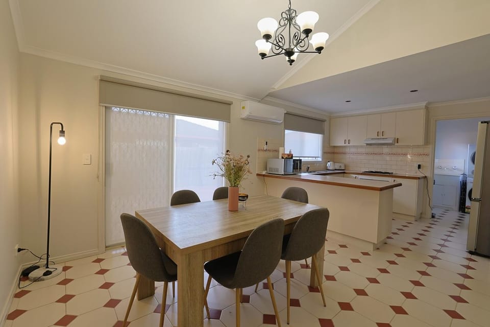 Relaxing Family Getaway 3BR House with Garden House in Melbourne