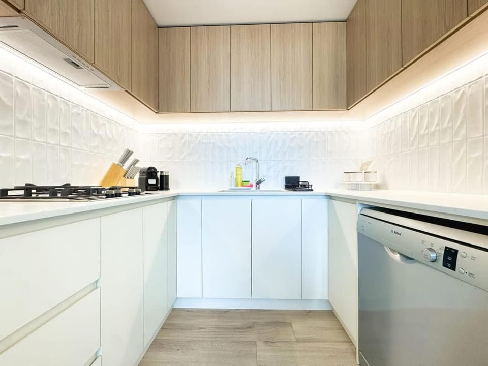 Eat Shop Explore - 2BR Opposite Central Market Apartment in Adelaide