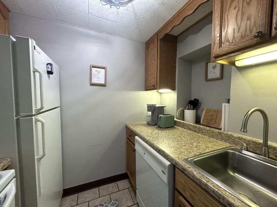 Amazing Lake Winni Views in Cedar Lodge Complex Apartment in Laconia