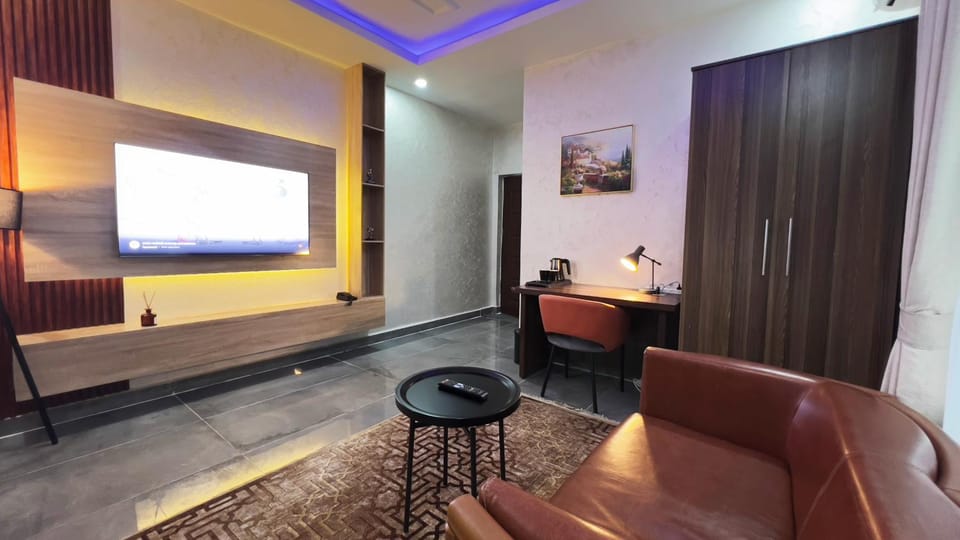 Bed, TV and multimedia, Living room, Photo of the whole room, Seating area, Bedroom, hair dresser