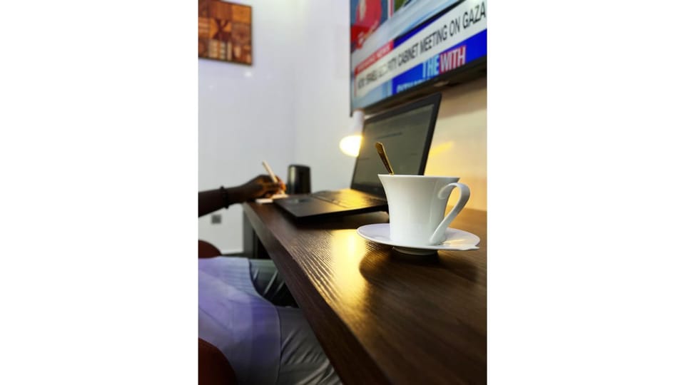TV and multimedia, Coffee/tea facilities, Living room, Seating area, Dining area