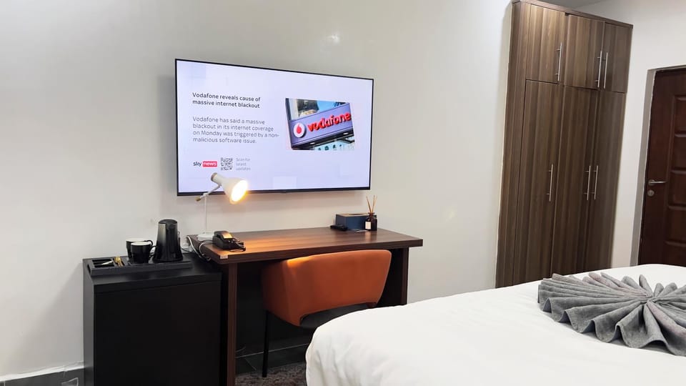 Bed, TV and multimedia, Photo of the whole room, Bedroom